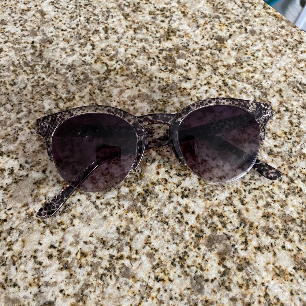 Tortoiseshell pattern sunglasses super cute😎